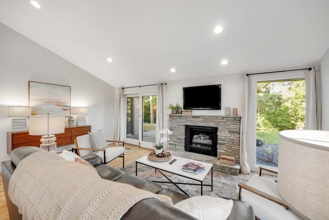 Building Photo - 2890 N Mountain Rd Unit ID1324061P