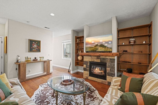 Building Photo - 1001 W Willow Lake Loop Unit SI FL1-ID1542960P