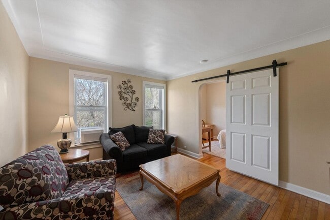 Photo - 3547 Main St NE