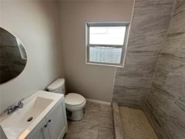 Photo - 3231 Holman St