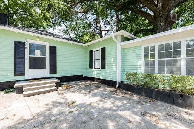 Building Photo - 208 Leftwich St Unit Cottage