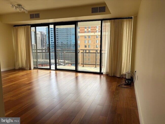 Building Photo - 1530 Key Blvd Unit 1130
