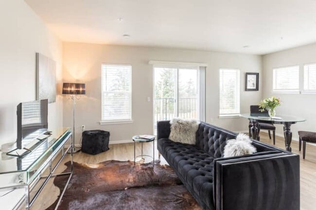 Building Photo - 624 E 32nd St Unit ID1296616P