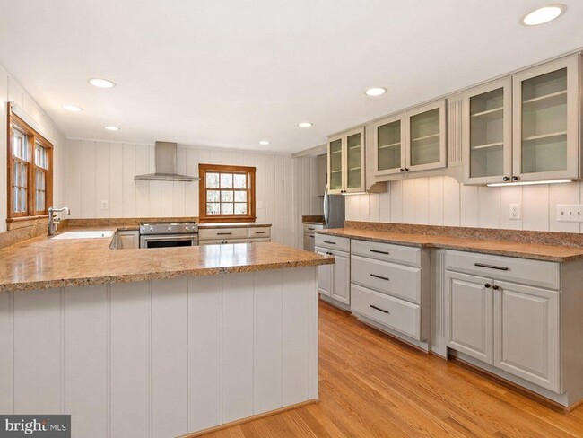 Photo - 326 Walker Rd