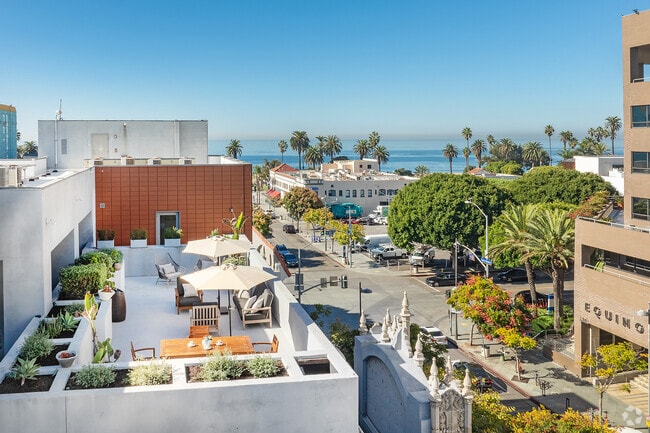 Rooftop - Mayfair Residences at Santa Monica Beach