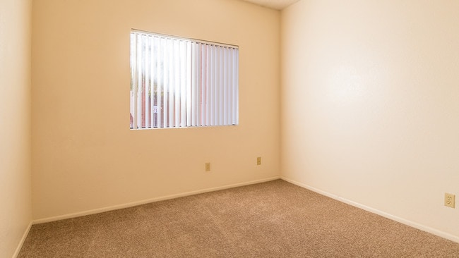 Room with window - Brittany Court