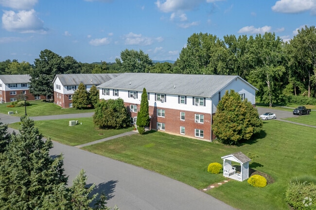 Country Gardens grounds - Country Gardens Apartments