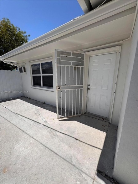 Building Photo - 606 SW 58th Ct Unit 1
