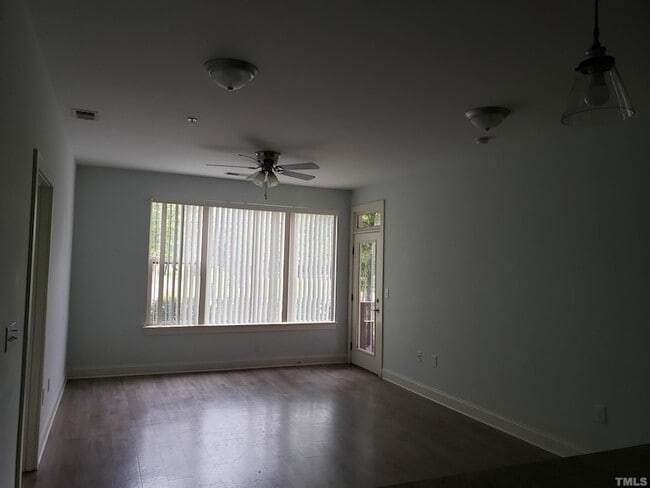 Building Photo - 4021 Blackstone Dr Unit 204