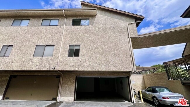 Photo - 15061 Sherman Way