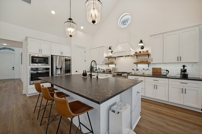 Photo - 724 Danbury St
