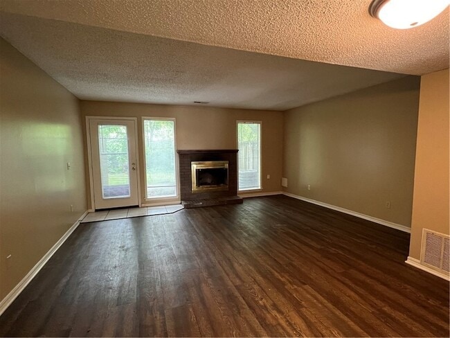 Photo - 2043 E Oaks Dr