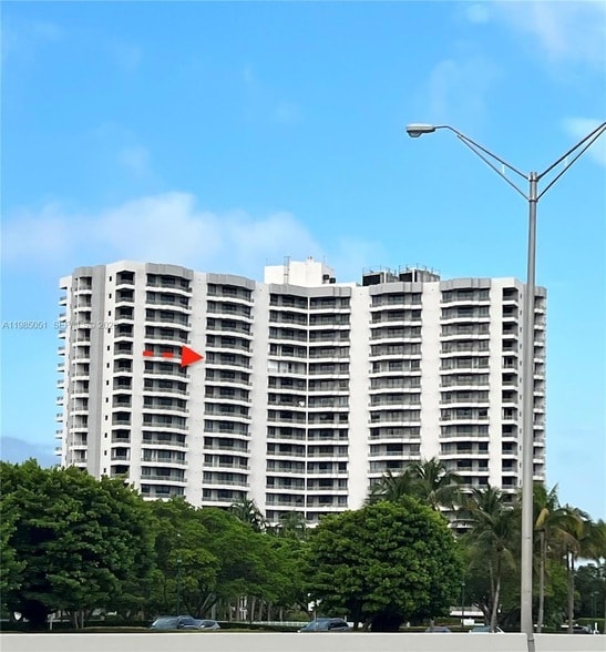 Building Photo - 3300 NE 191st St Unit 1711