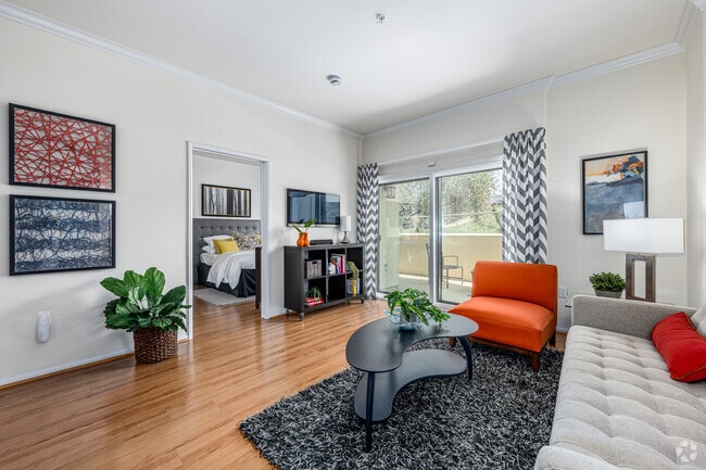 2BR, 2BA - 984SF - Living Room - Da Vinci