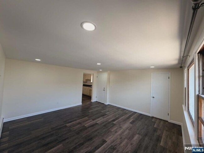 Photo - 355 Devon St
