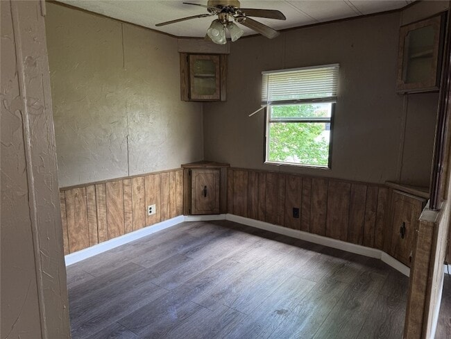 Photo - 854 Queenswood St