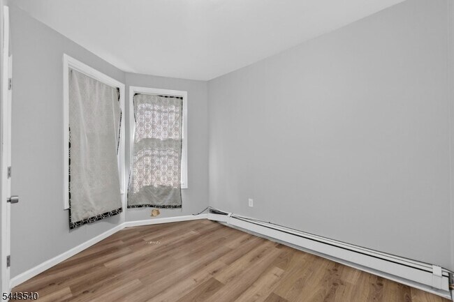 Photo - 437-439 7th Ave W Unit 1