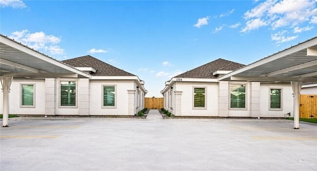 Building Photo - 1505 Shavano Dr Unit 3