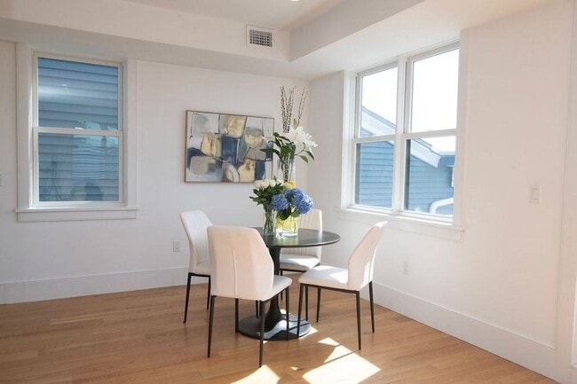 Photo - 726 E 8th St Unit 3