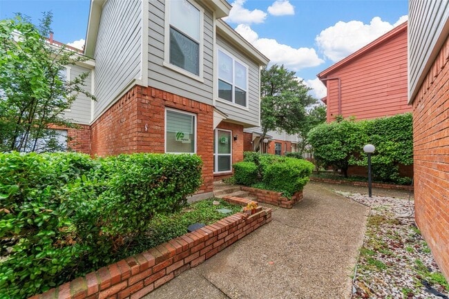 Building Photo - 6738 Eastridge Dr Unit 104B