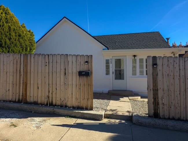 Building Photo - 808 San Pedro Ave