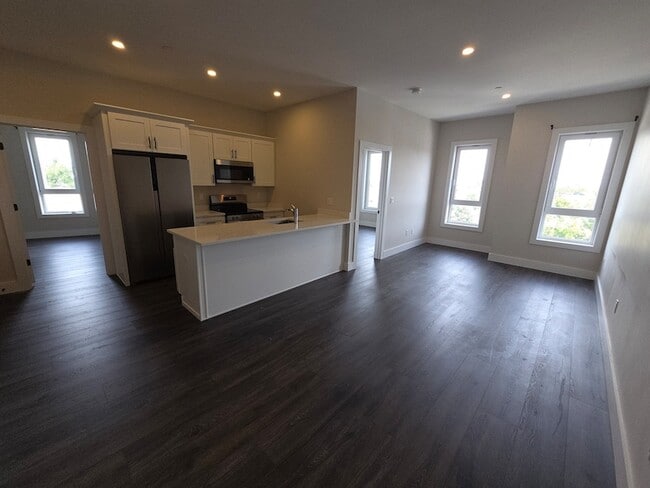 Building Photo - 64 Tolman St Unit 7