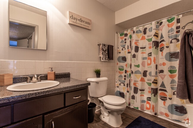 2 Br, Bathroom - Glen Oaks