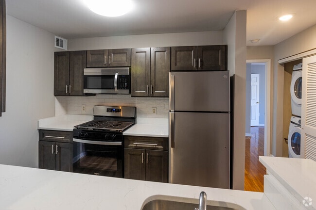 2 Bdr, 2 Bath 1010 sf Kitchen - Countryside Apartments