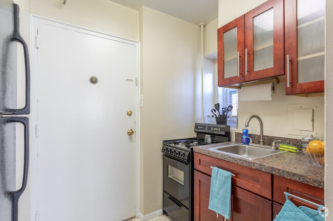 1BR, 1BA - 525 SF - Capital Plaza Apartments