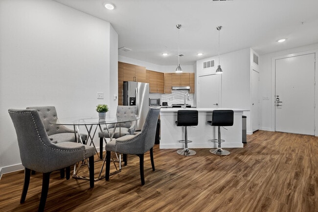 Photo - 2425 E Riverside Dr Unit ID1240403P