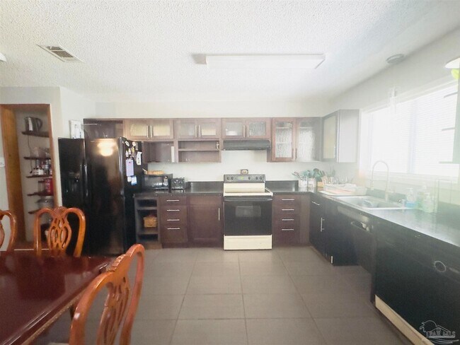 Photo - 581 Calhoun Ave