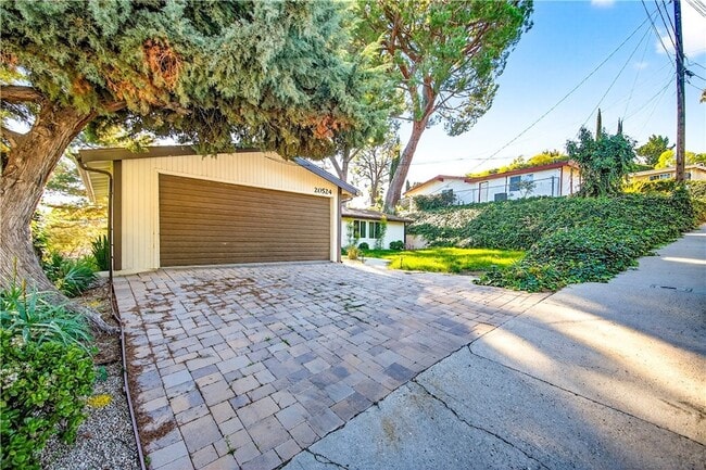 Photo - 20524 Rhoda St