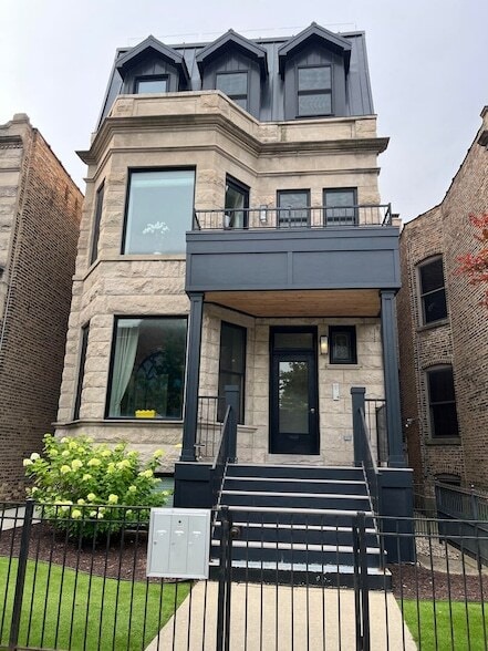 Building Photo - 1225 W Addison St Unit 1