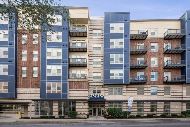 Building Photo - 1910 on Water