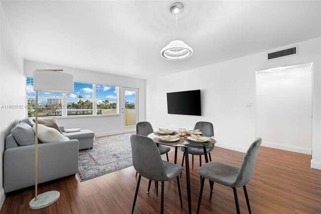 Building Photo - 401 Golden Isles Dr Unit 406