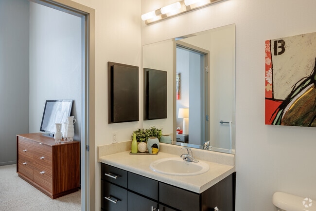 2BR, 2BA - 1,119SF - Bathroom - Block 32 at RiNo