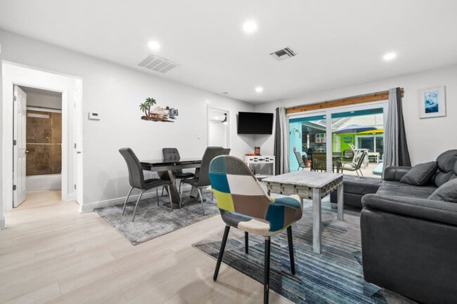 Building Photo - 1019 SE 40th St Unit ID1334306P