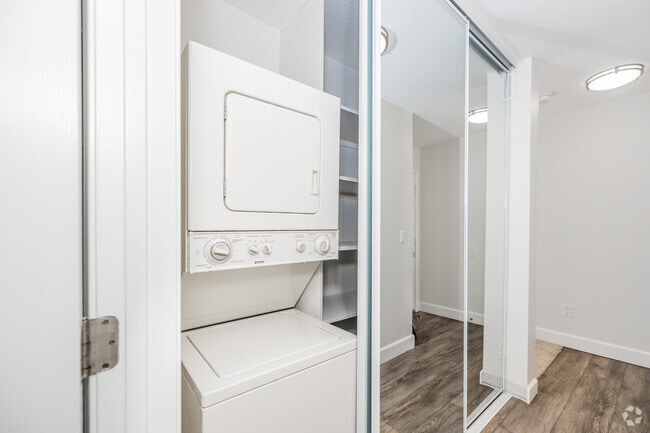 2BR, 2BA - 1,003SF washer - Oak Creek