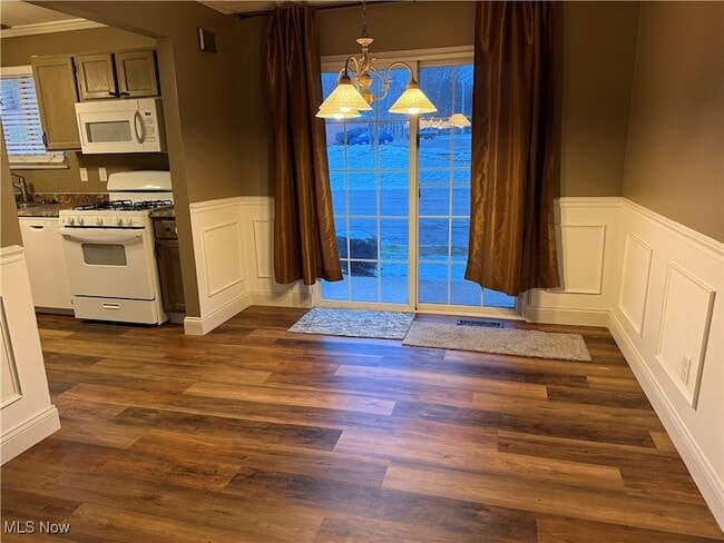 Photo - 195 Surrey Ln