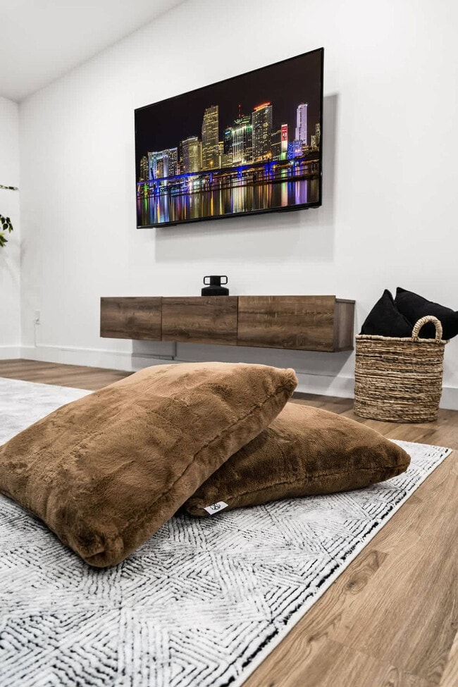 Building Photo - 17621 NE 7th Ave Unit ID1372351P