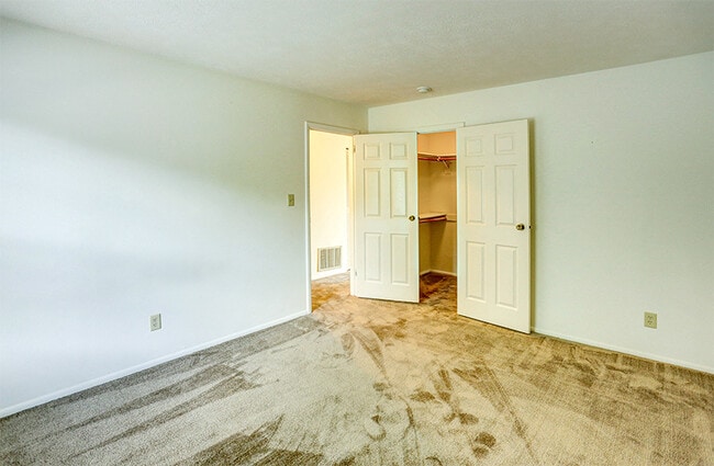 Apartment Bedroom at Williasmburg on the Lake - Williamsburg Valparaiso