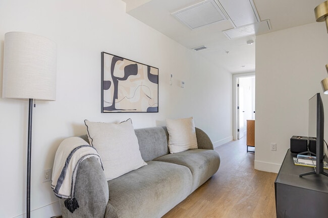 Building Photo - 611 N Virgil Ave Unit FL3-ID1335