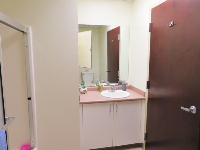 B Style bathroom - City View Apartments