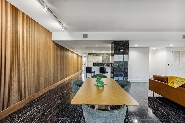 Building Photo - 901 W 9th St Unit 401