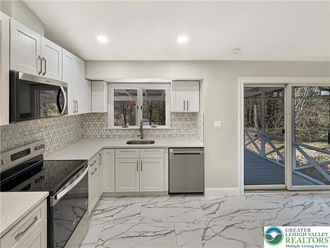 Photo - 308 Hemlock Ln