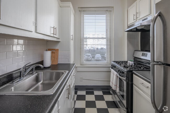 Studio - 550SF - Kitchen - The Lee Apartments