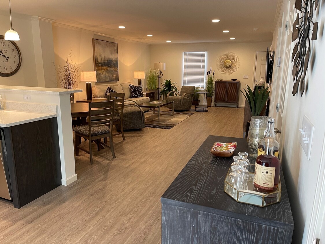 Floor Plan - Executive Suite: 2 Bedroom, 2.5 BA Townhome wit...