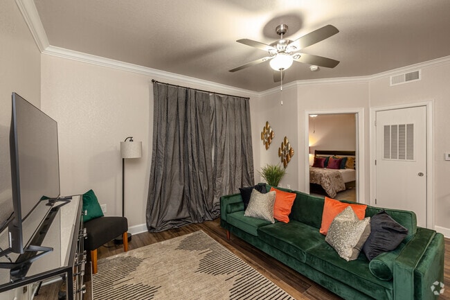 2BR, 2BA - 1,022SF - Living Room - The Pointe at Conway