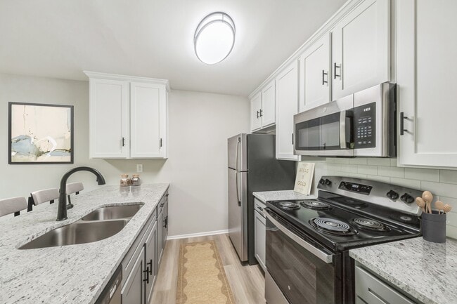 Elevate your lifestyle at Eagle Rock Apartments at Columbia. Enjoy modern kitchens equipped with stainless steel appliances and elegant finishes. Find your perfect home today and enjoy a vibrant community atmosphere. Schedule a tour now! - Eagle Rock Apartments at Columbia