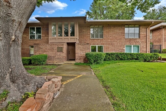 Building Photo - 10536 Stone Canyon Rd Unit 216E
